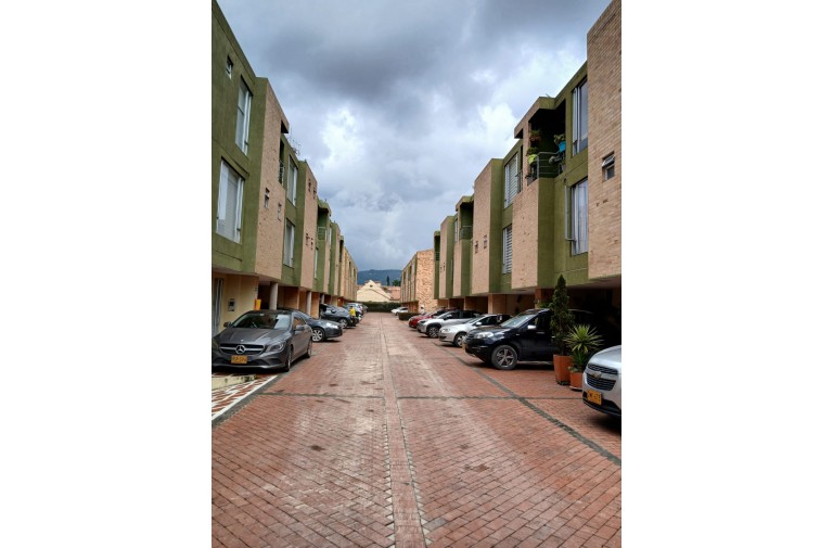 CASA EN CONDOMINIO COLINAS DE TOSCANA / VENTA